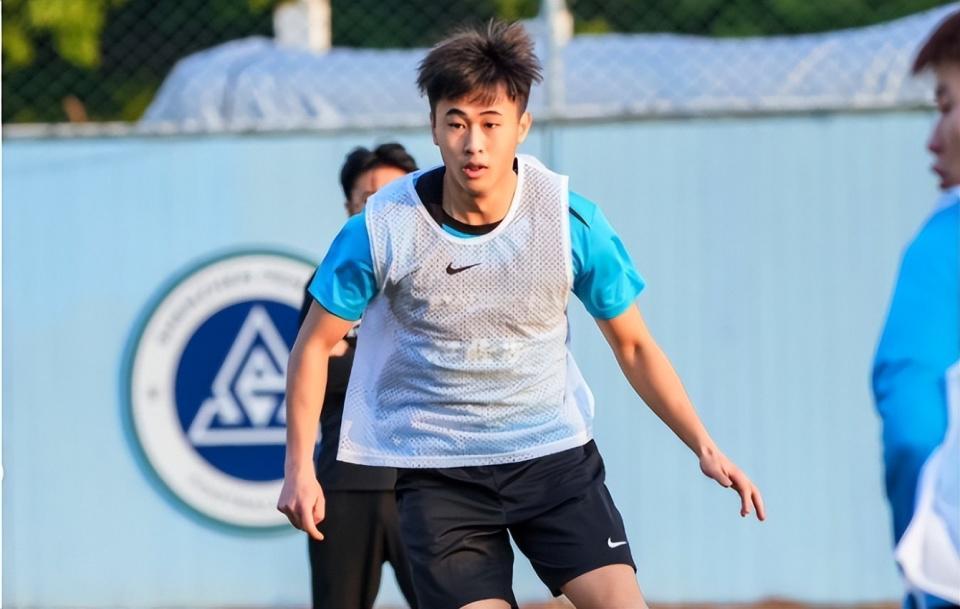 流年不利！中国男足26岁天才再次倒下，2年2次重伤，膝盖千疮百孔